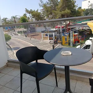 Διαμέρισμα Georgia, Πρωταράς
